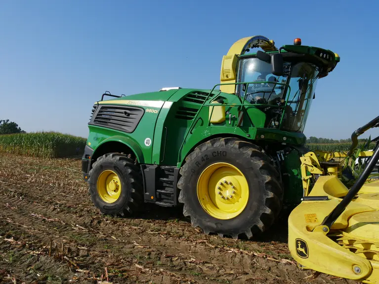 Les nouvelles ensileuses John Deere 9500 et 9600 inaugurent la nouvelle motorisation John Deere JD18X.