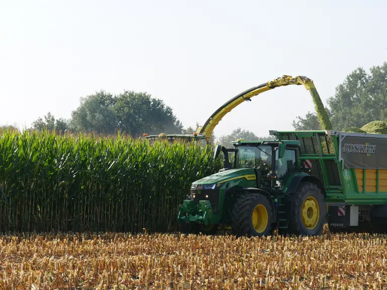 Nouvelles ensileuses John Deere 9500 et 9600.