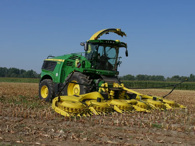 Les nouvelles ensileuses John Deere 9500 et 9600 inaugurent la nouvelle motorisation John Deere JD18X.