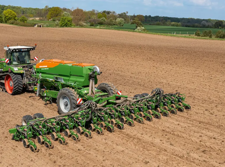Le semoir Precea TCC d'Amazone dispose d'un essieu télescopique.