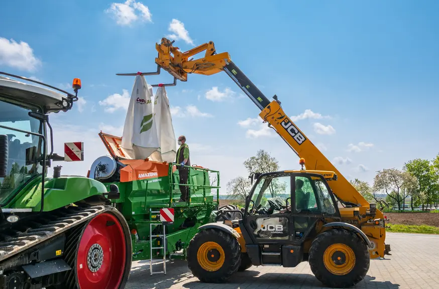 Le semoir Precea TCC d'Amazone dispose d'une trémie de semences de 2 000 litres et d'une autre de 6 000 litres compartimentée en deux, pour le fertili