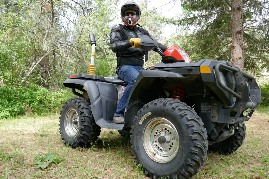 Pour assurer leur sécurité, le pilote et son éventuel passager doivent pratiquer le quad avec un casque, des gants, des bottes ou des chaussures monta