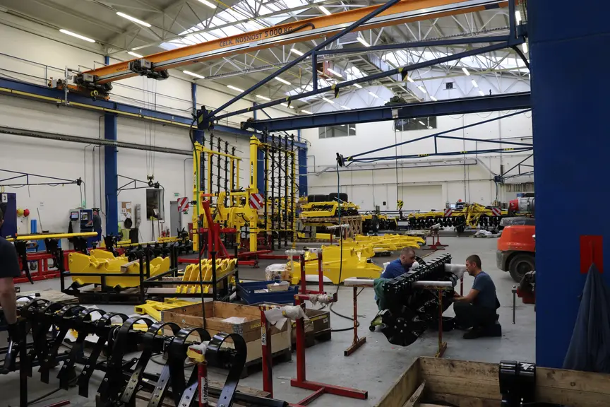 De puissants ponts roulants facilitent la tâche des salariés de l’usine Bednar FMT s.r.o.