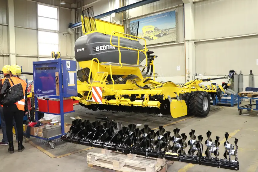 Le semoir Bednar FMT Omega est ici en phase finale de montage.