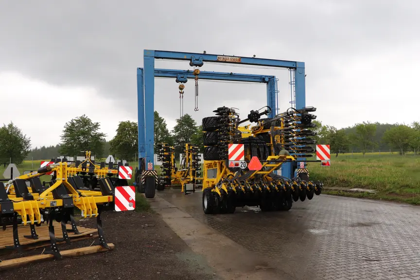 En fonction des destinations, les machines Bednar FMT sont expédiées entières ou démontées et mises en container (vers l’Australie, l’Afrique du Sud e