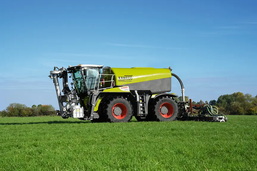 Le Claas Xerion 4000 Saddle Trac avec injecteur prairie