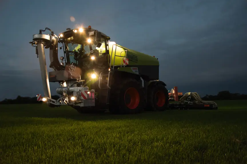 Le Claas Xerion 4000 Saddle Trac avec bras de pompage - travail de nuit