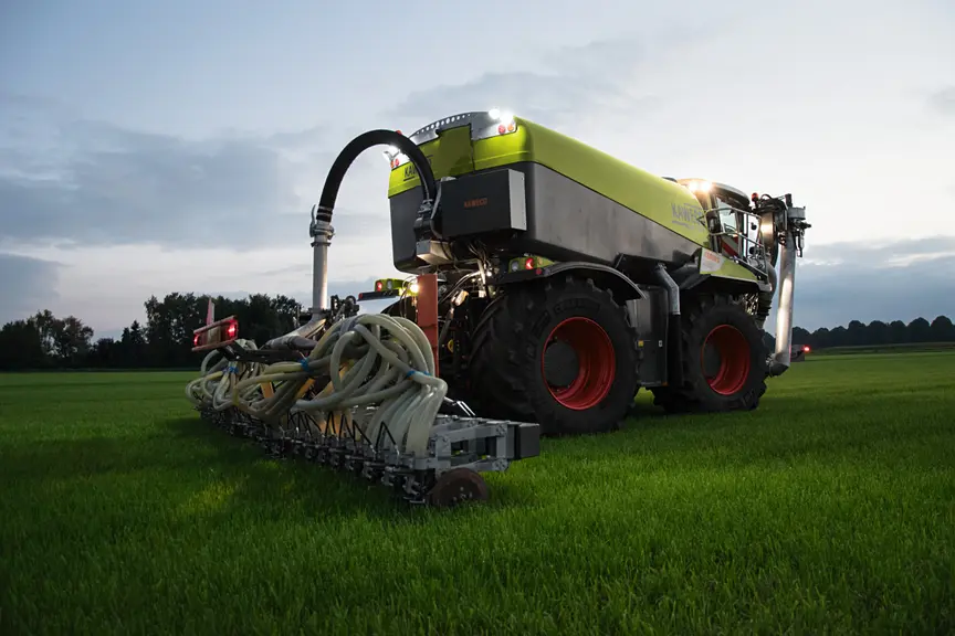 Le Claas Xerion 4000 Saddle Trac avec injecteur prairie