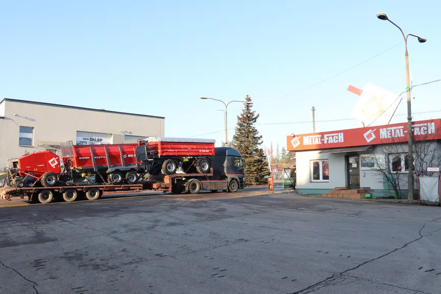 L’usine Metal-Fach se situe à Sokółka en Pologne, à 250 km au nord-est de Varsovie et à 15 km de la Biélorussie.