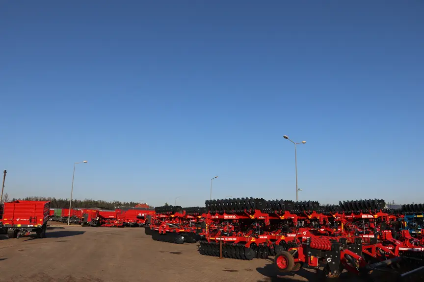 02 – Le stock de matériels sur le parc de l’usine Metal-Fach est impressionnant.