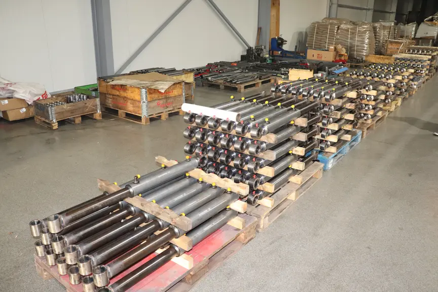Metal-Fach produit une partie de ses vérins hydrauliques.