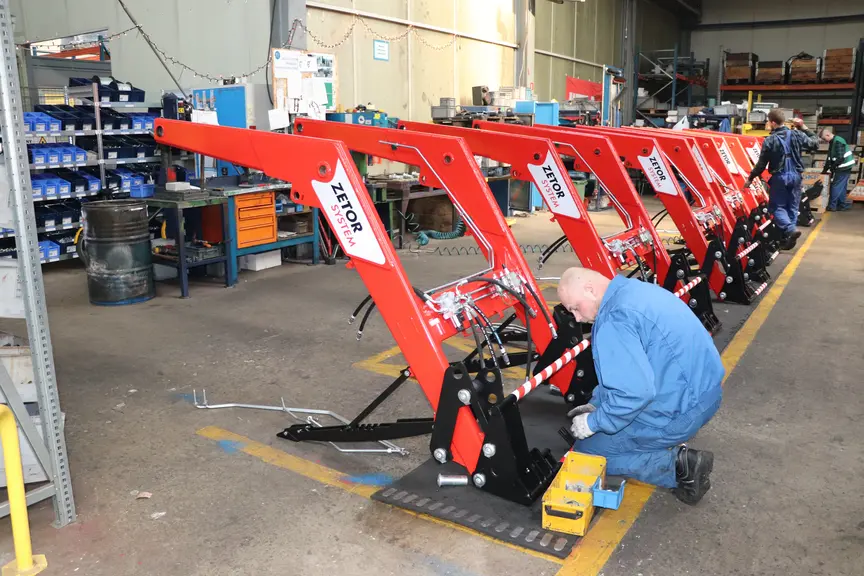 Metal-Fach fournit des chargeurs frontaux à Zetor et Solis.