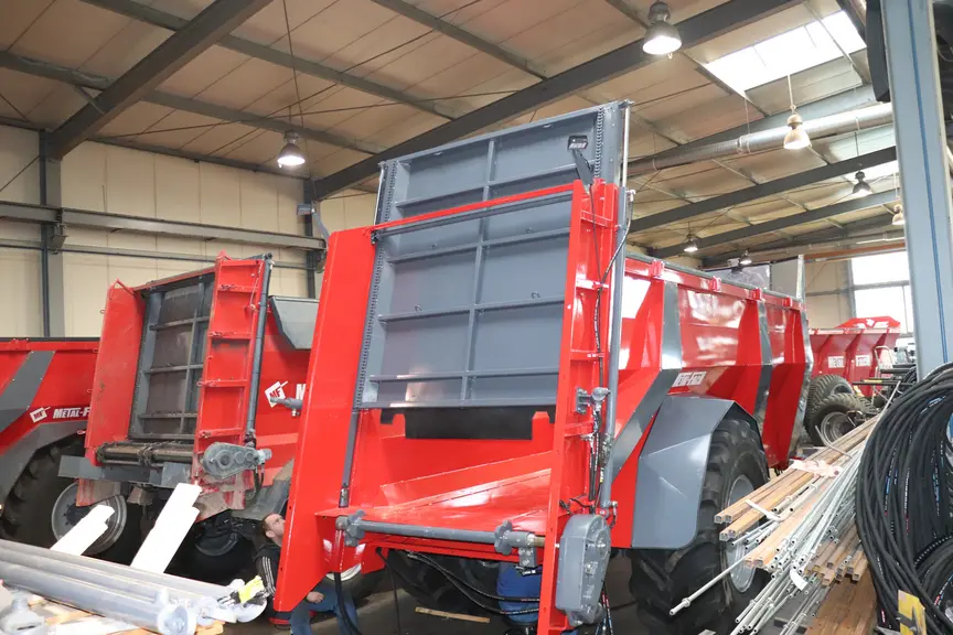 Les épandeurs à fumier Metal-Fach sont disponibles avec une régulation DPAE fournie par l’équipementier français FD Intégrateur (Ex Agrotronix).