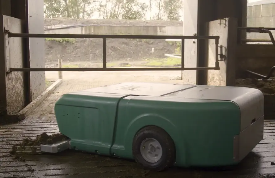 Robot racleur Joz Barn-E en action