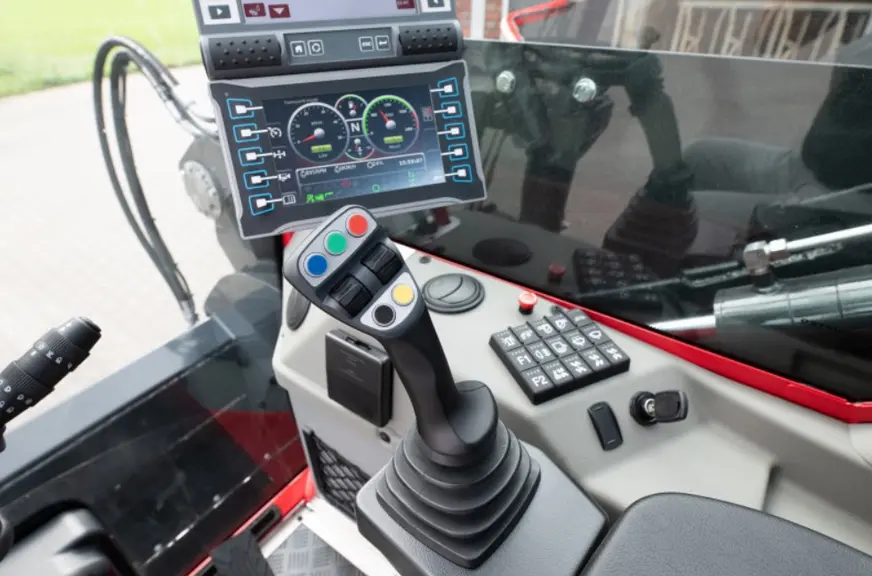 Vue monolevier et ordinateur de bord de la désileuse automotrice Trioliet Triotrac M 1400