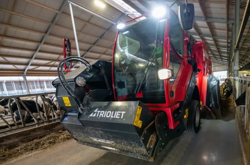 Désileuse automotrice Trioliet Triotrac M 1400 en phase de déchargement