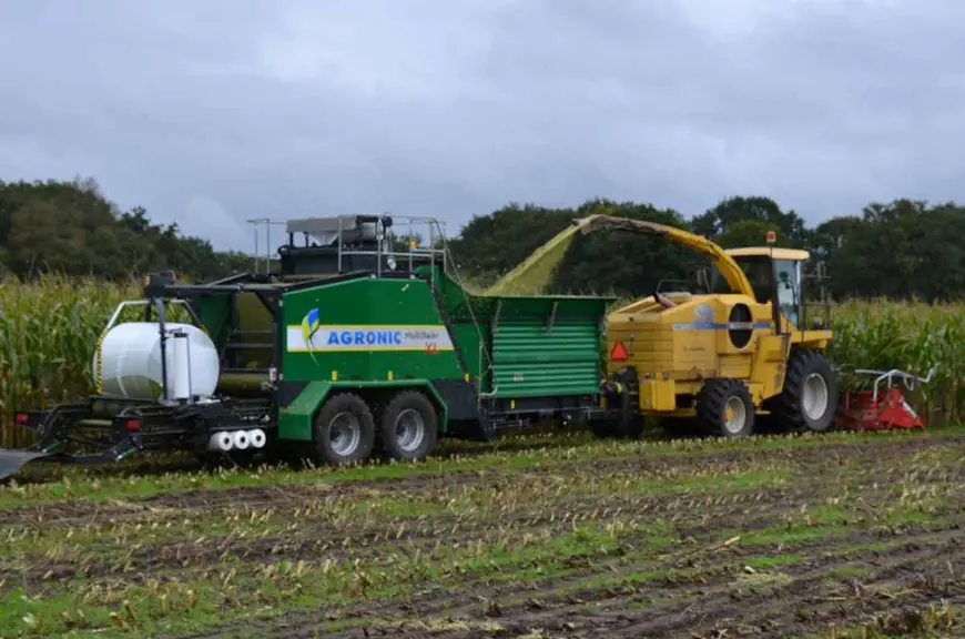 Presse enrubanneuse Knoll Multibaler XL accrochée derrière une ensileuse FX New Holland