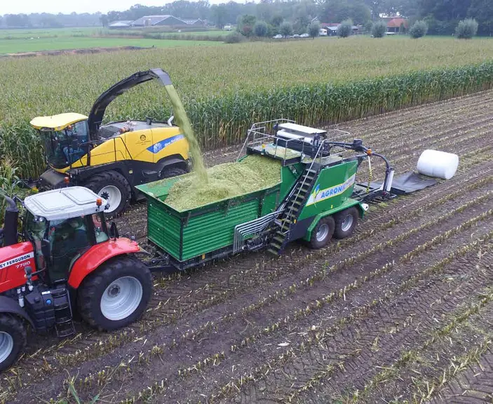 Presse enrubanneuse Knoll Multibaler XL derrière tracteur Massey Ferguson et alimentée par ensileuse New Holland FR