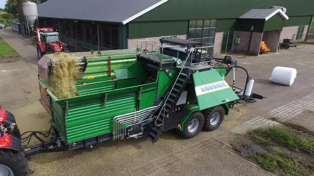 Presse enrubanneuse Knoll Multibaler XL à poste fixe avec tracteurs Massey Ferguson
