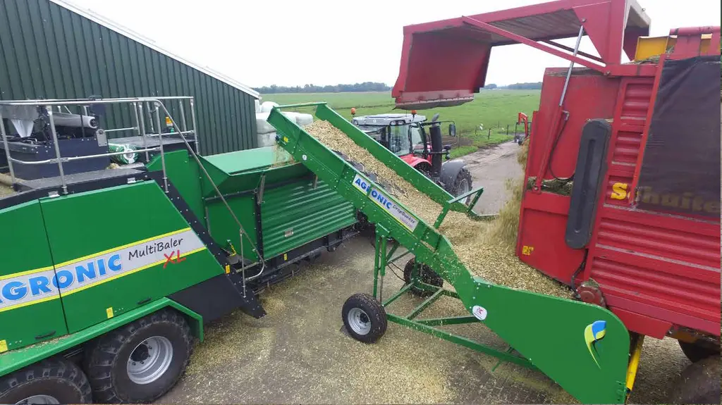 Convoyeur mobile Knoll Agronic pour charger la presse enrubanneuse Multibaler XL