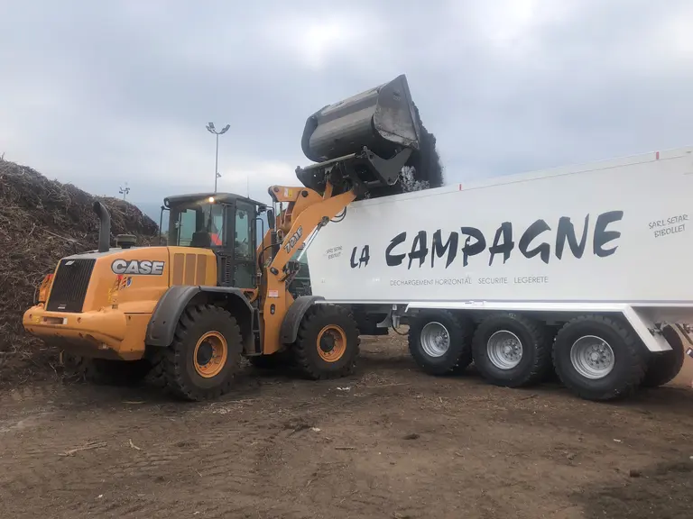 Chargeur Case 721 F remplissant une la benne à fond mouvant la Campagne de la SARL Setar Bibollet - Caisse et fond mouvant Socari