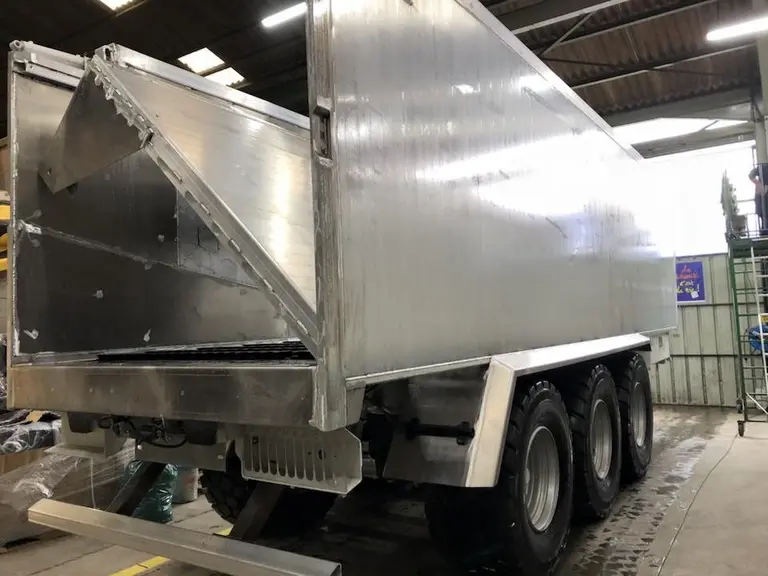 Vue extérieure de la benne à fond mouvant La Campagne en cours de fabrication - Caisse et fond mouvant Socari
