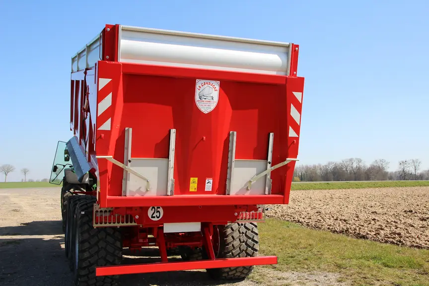 Benne monocoque La Campagne 81-32 avec nouvelle porte arrière avec deux trappes guillotines