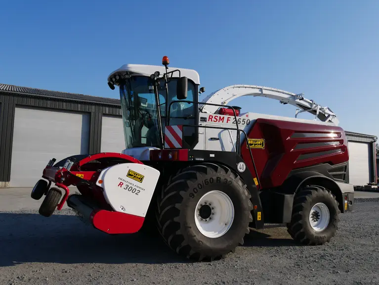 L'ensileuse Rostselmash RSM F 2650  avec pick-up Kemper R3002