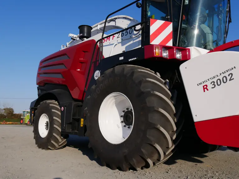 L'ensileuse Rostselmash RSM F2650 avec pneus Mitas SVT 900/60 R32