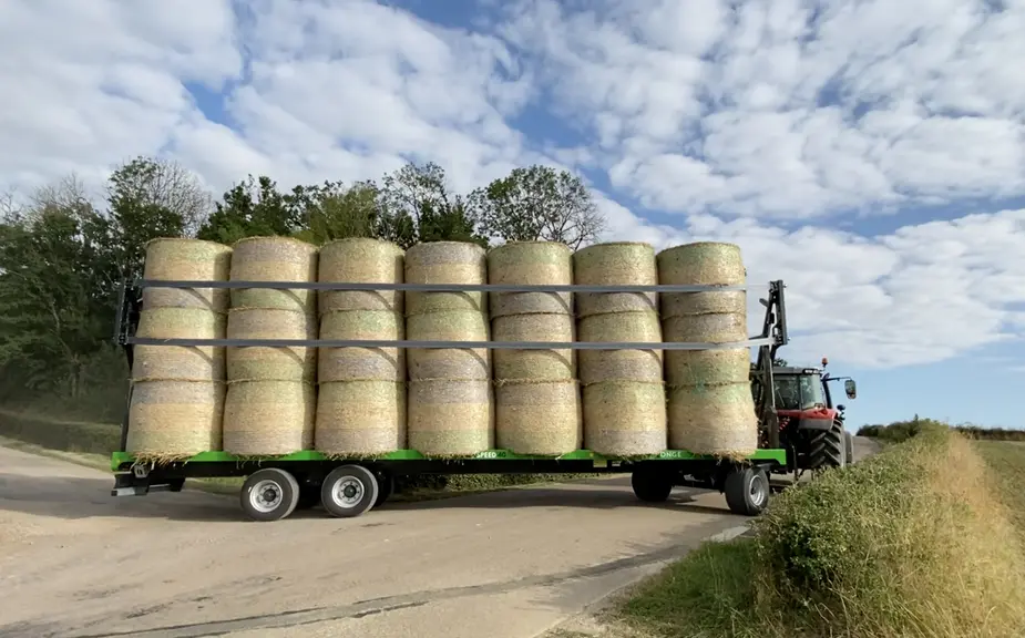 Dispositif de maintien latéral du chargement par sangles sur plateau à paille Ponge