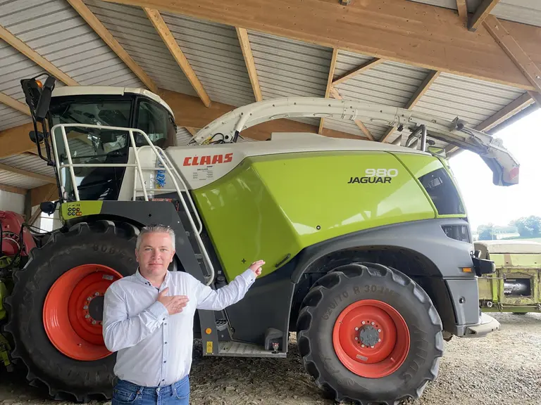 Fabien Lemonnier, dirigeant d'Equipment Machinery Service, devant une ensileuse Claas Jaguar 980