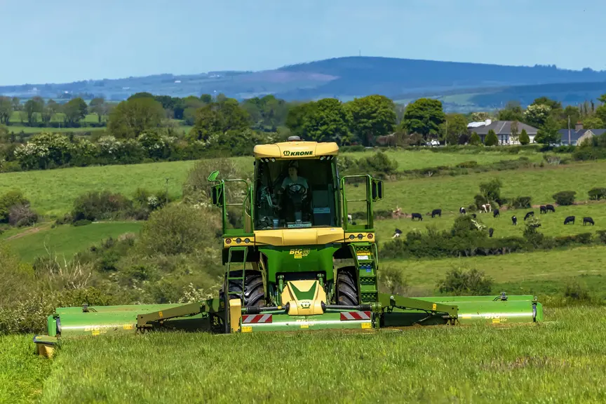 Faucheuse automotrice Krone Big M au travail avec déport latéral de la faucheuse frontale