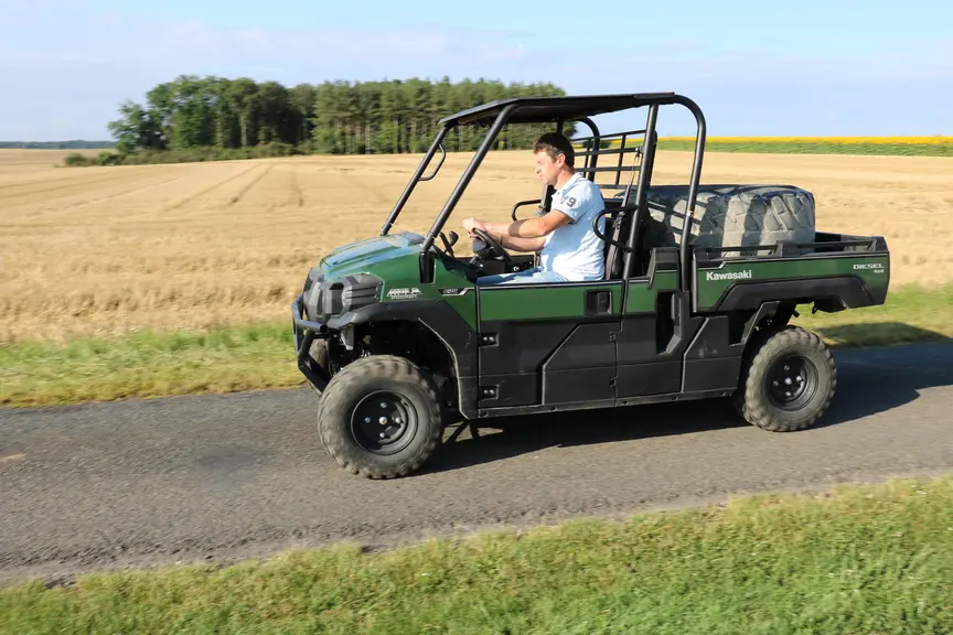 Sur route, l’enclenchement de la deuxième gamme permet de favoriser la vitesse d’avancement. Dès que l’engin a pris une certaine allure, les contraint
