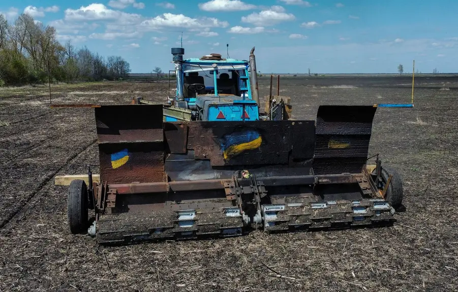 Un agriculteur ukrainien, Oleksandr Kryvtsov, a modifié et blindé un vieux tracteur pour déminer ses parcelles.