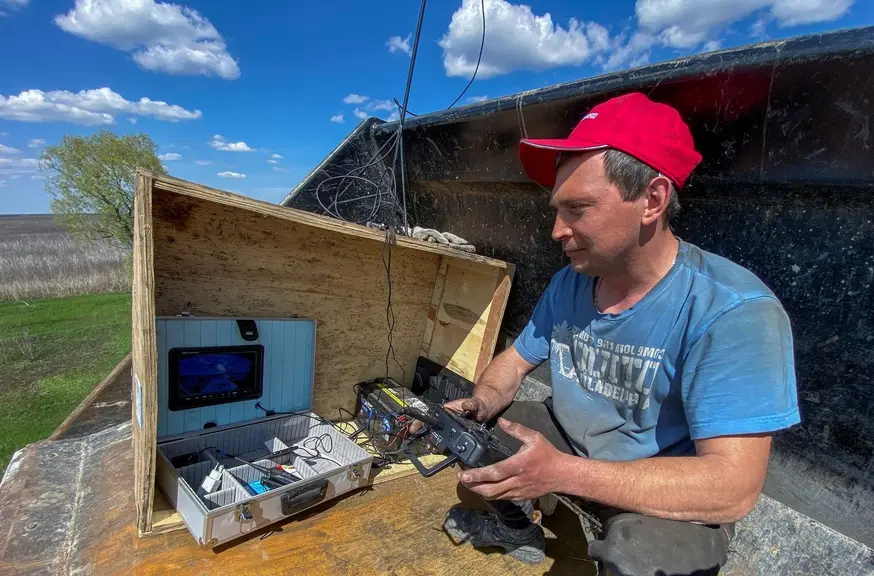 Un opérateur pilote le tracteur à distance.