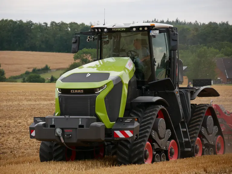 Dédiés à la traction, les Xerion 12.590 et 12.650 seront commercialisés en France uniquement en chenilles, alors qu'ils sont disponibles en roues jume