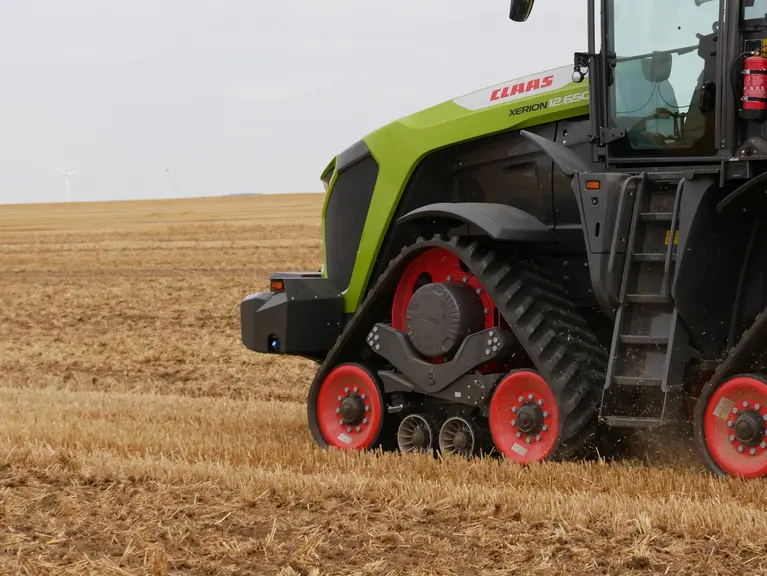 Les Xerion 12 inaugurent les nouvelles chenilles suspendues Terra Trac 400 disponibles en largeurs de 762 (largeur hors-tout inférieure à 3 m) ou 914