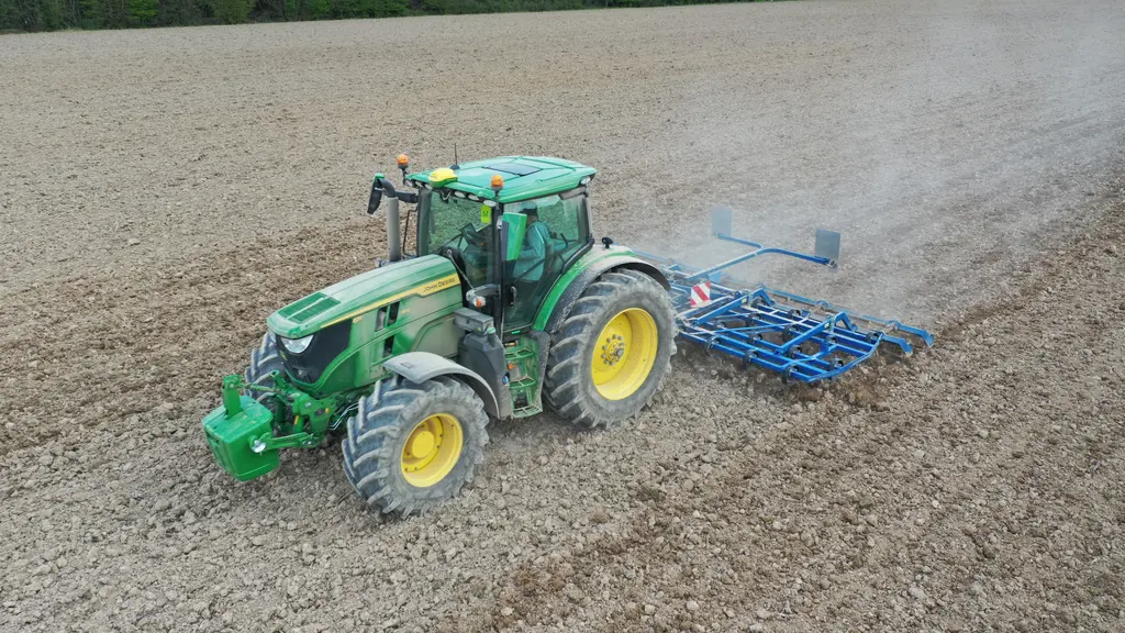 Le tracteur John Deere 6R 165 offre un bon équilibre pour tracter l'outil Köckerling Allrounder de 6 m.