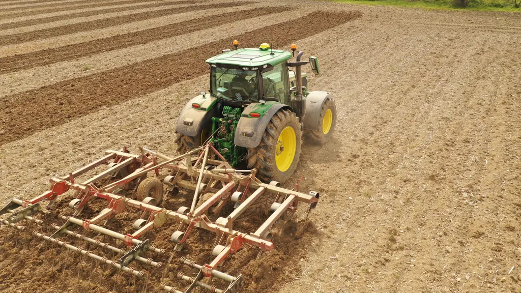 Le tracteur John Deere 6R 165 ne peine pas pour emmener le déchaumeur Kongskilde Vibroflex de 5,50 m.