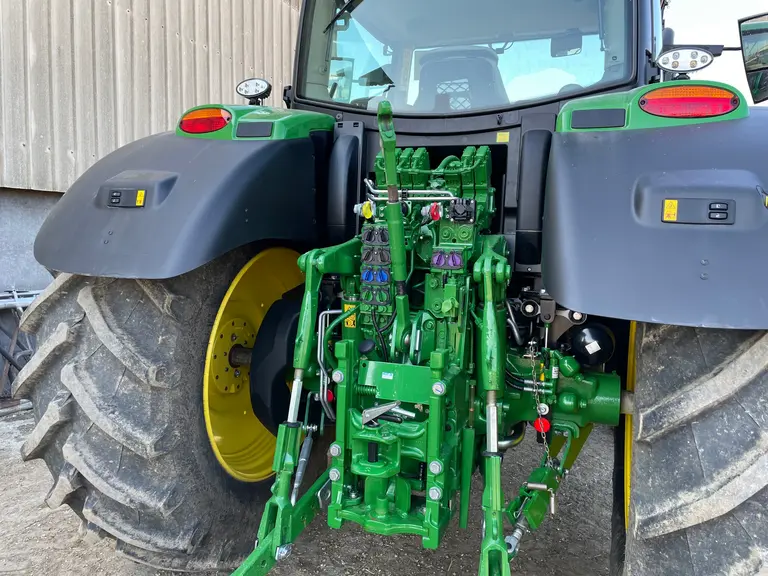Le tracteur John Deere 6R 165 propose un attelage arrière bien organisé.