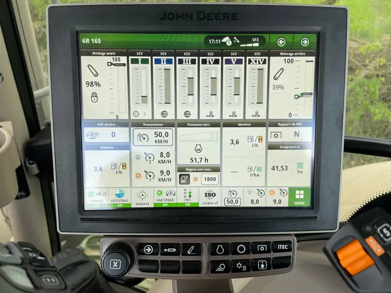 Le tracteur John Deere 6R 165 accueille un terminal rapidement pris en main. 