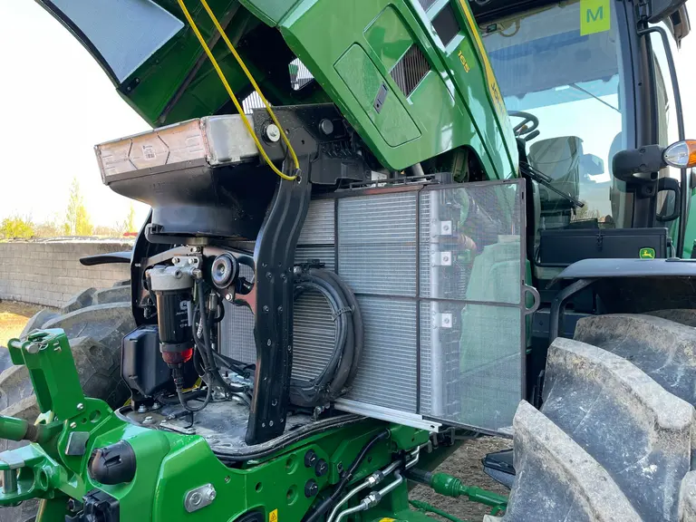 Le capot moteur du tracteur John Deere 6R 165 n'est pas monobloc.