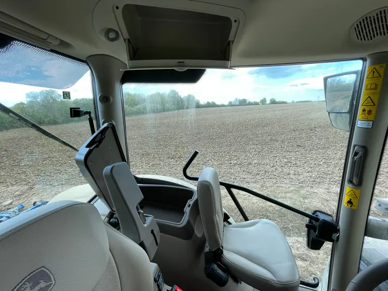 Le tracteur John Deere 6R 165 propose deux rangements fermés, mais pas réfrigérés (option).