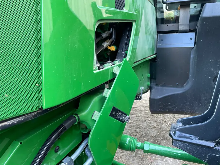 Une trappe dans le capot moteur permet d'accéder à la jauge à huile moteur.