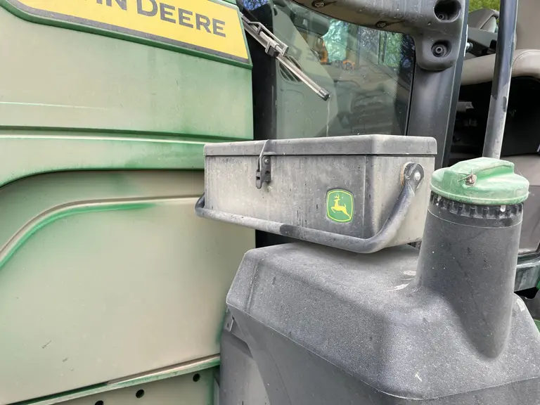 Le tracteur John Deere 6R 165 dispose de la traditionnelle caisse à outils du constructeur. Dommage de ne pas disposer d'un emplacement pour une "vrai