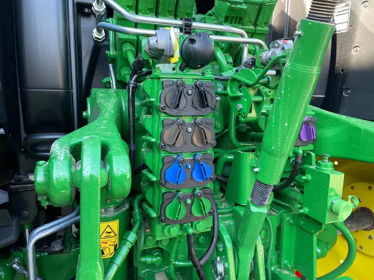 Le tracteur John Deere 6R 165 dispose d'une rangée de 4 distributeurs équipés de manettes de décompression.