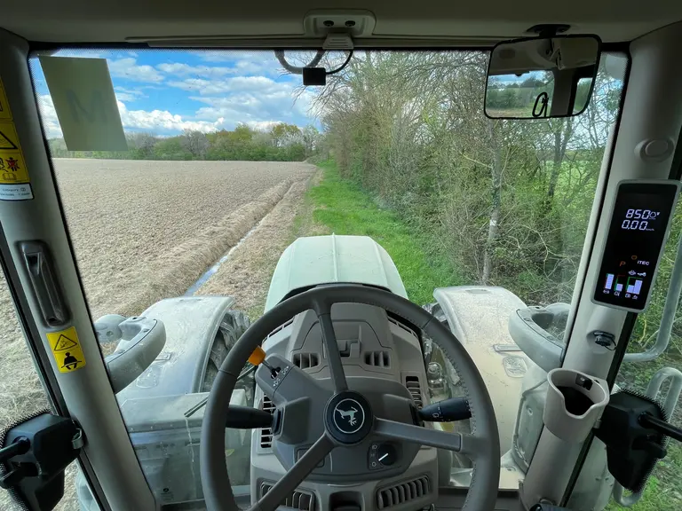 Le tracteur John Deere 6R 165 offre une assez bonne visibilité sur l'avant malgré son capot long et pas plongeant.