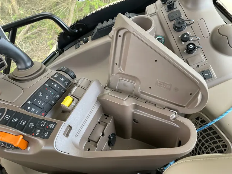Le tracteur John Deere 6R 165 dispose d'un rangement dans l'accoudoir.