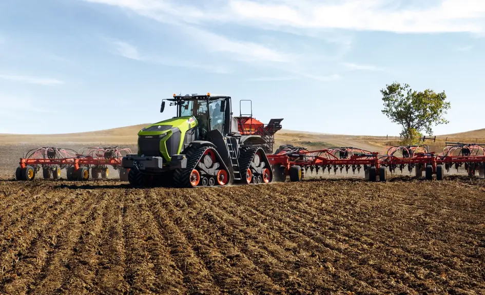 Tracteur Claas Xerion 12 au semis avec semoir de grande largeur