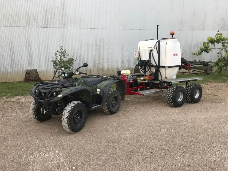 L'ensemble quad et pulvérisateur assure l'intégralité des désherbages sur les 100 hectares de betteraves cultivés par Jeremy Thoison et Arnaud Guyon.